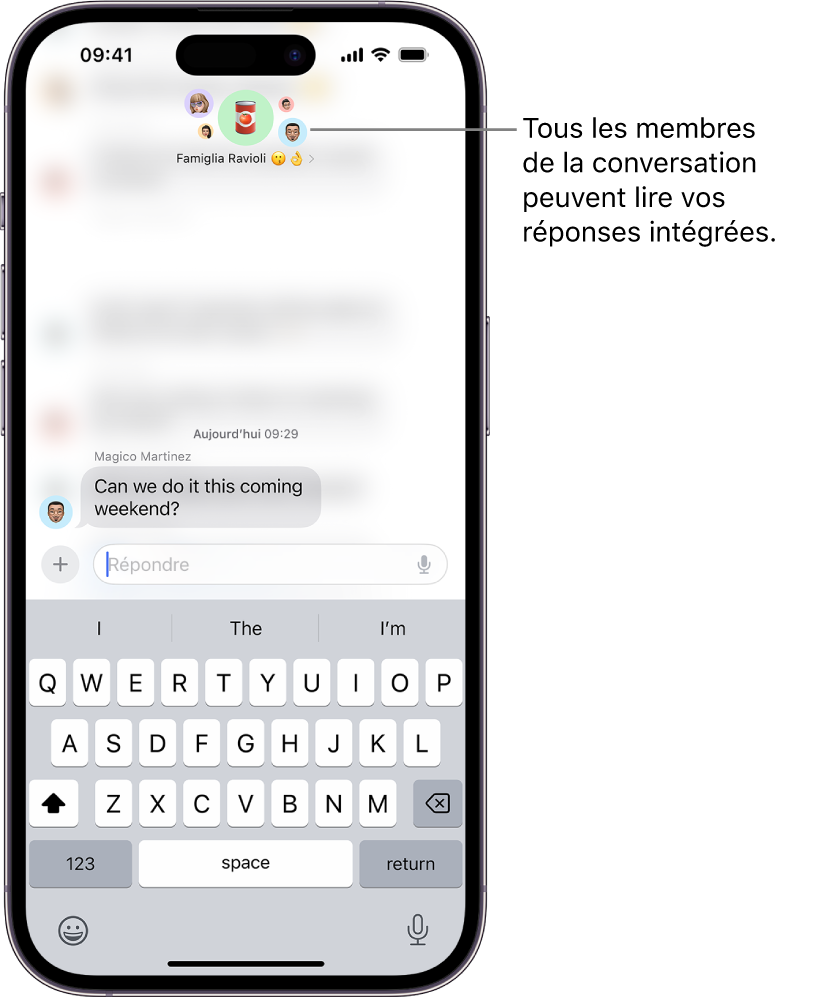 Rédaction d’une réponse ciblée dans une conversation de groupe dans Messages. Les icônes des personnes dans le groupe sont en haut de l’écran. Le clavier à l’écran se trouve dans la partie inférieure de l’écran. La majorité de la conversation par messages est floutée, à l’exception du texte précis qui reçoit une réponse ciblée.