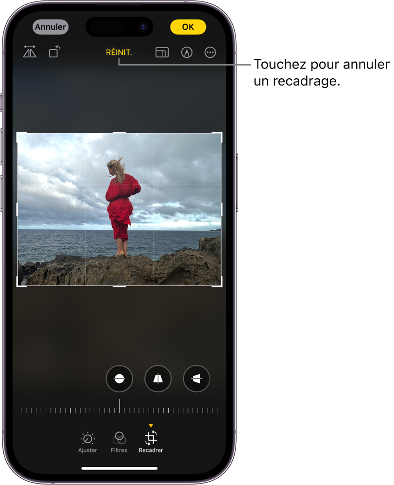 L’écran Modifier avec une photo au centre. En bas de l’écran, de gauche à droite, se trouvent les boutons Ajuster, Filtres et Recadrer. Le bouton Recadrer est sélectionné et un curseur permet de régler la géométrie de l’image. Le bouton Annuler se trouve en haut à gauche de l’écran. Le bouton OK, quant à lui, se trouve en haut à droite de l’écran. En outre, en haut de l’écran, de gauche à droite, se trouvent les boutons Retourner, Auto, Proportions, Annoter et Modules.