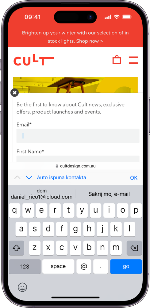 Web stranica otvorena je na stranicu kontakta i dodaje se e-mail adresa. Tipkovnica je otvorena. Iznad tipkovnice, Auto ispuna ima dvije opcije: dodavanje pravog e-maila ili izrada adrese iz značajke Sakrij moj e-mail za ovu web stranicu.