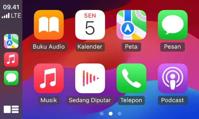 Utama CarPlay menampilkan Peta, Musik, dan Pesan di Bar Samping. Di sebelah kanan terdapat Buku Audio, Kalender, Peta, Pesan, Musik, Sedang Diputar, Telepon, dan Podcast.