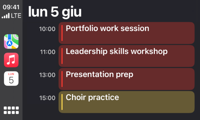 Le app Mappe, Musica e Calendario vengono mostrate nella barra laterale di CarPlay. A destra, vengono visualizzati gli eventi in programma per lunedì 5 giugno: sessione di lavoro sul portfolio, workshop sulle capacità di leadership, preparazione della presentazione e prove del coro.