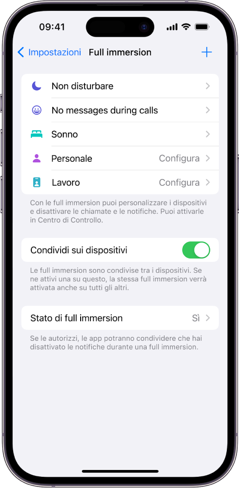 Una schermata che mostra cinque opzioni di full immersion preimpostate: “Non disturbare”, “Nessun messaggio durante le chiamate”, Sonno, Personale e Lavoro. L’opzione “Condividi sui dispositivi” è attivata e consente alle stesse impostazioni della full immersion di essere utilizzate su tutti i tuoi dispositivi Apple.