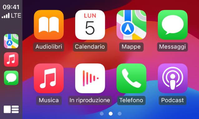 La schermata iniziale di CarPlay che mostra le app Mappe, Musica e Messaggi nella barra laterale. A destra sono mostrati gli audiolibri, il calendario, le mappe, i messaggi, la musica, i contenuti in riproduzione, il telefono e i podcast.