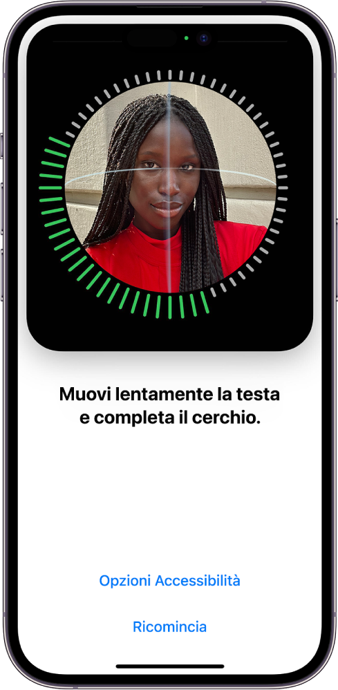 La schermata di configurazione del riconoscimento di Face ID. Sullo schermo è visibile un volto, circondato da un cerchio. Il testo sotto di esso indica all’utente di muovere la testa lentamente per completare un cerchio. Nella parte inferiore dello schermo compare un pulsante per le opzioni di accessibilità e un pulsante per ricominciare dall’inizio.