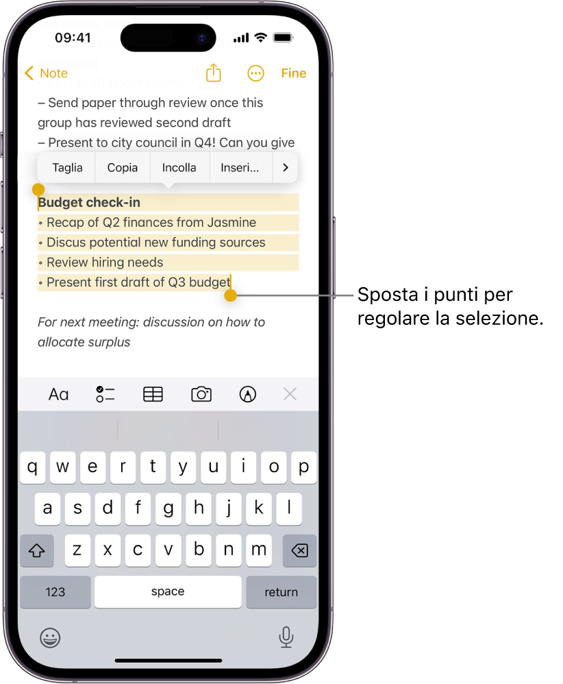 Nell’app Note, un testo è selezionato in una nota. Sopra il testo selezionato ci sono i pulsanti Taglia, Copia, Incolla e “Inserimento automatico”. Il testo selezionato è evidenziato, con punti su ciascun lato che possono essere trascinati per regolare la selezione.