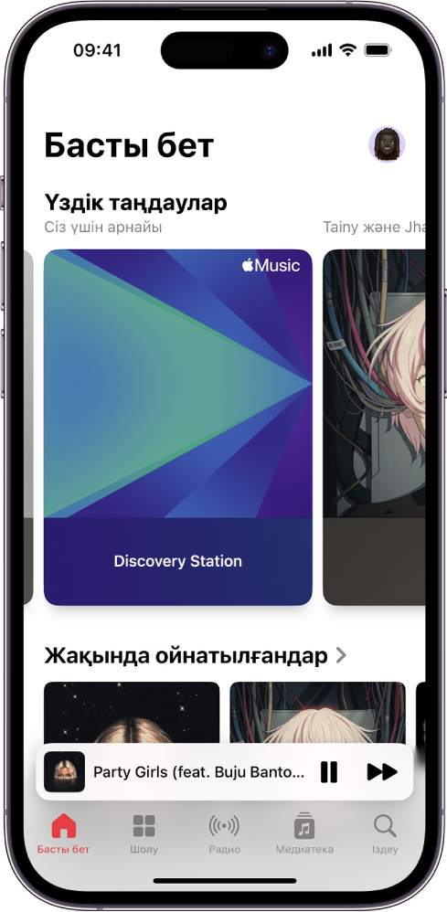 Жоғарғы жағында «Үздік таңдаулар» тізімін көрсетіп тұрған «Басты бет» экраны. Тек сіз үшін таңдалған басқа музыканы көру үшін солға немесе оңға сырғытуыңызға болады. «Жақында ойнатылғандар» тізімі төменде пайда болады.
