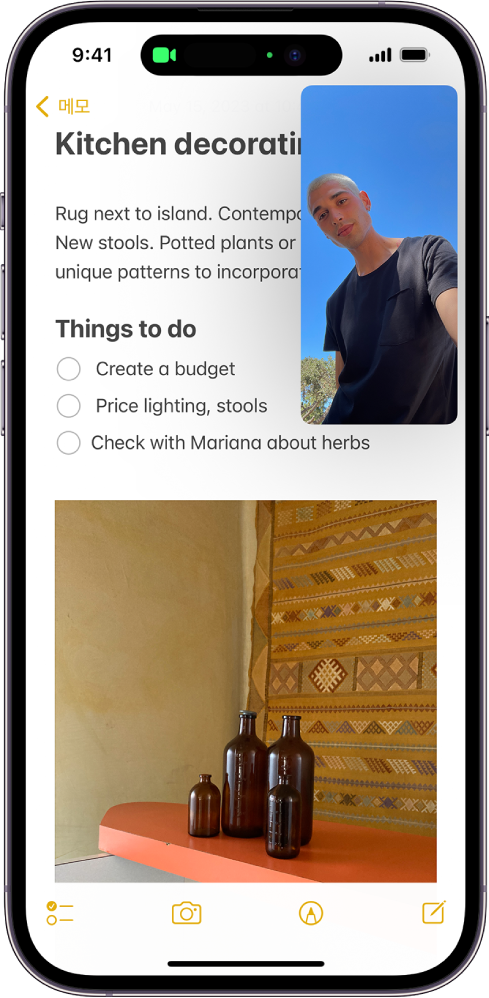 부엌 장식에 대한 메모가 나머지 화면에 표시된 상태에서 FaceTime 통화가 진행됨.