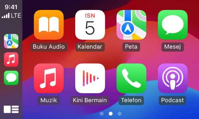 Skrin Utama CarPlay menunjukkan Peta, Muzik dan Mesej dalam Bar Sisi. Di sebelah kanan ialah Buku Audio, Kalendar, Peta, Mesej, Muzik, Kini Dimainkan, Telefon dan Podcast.