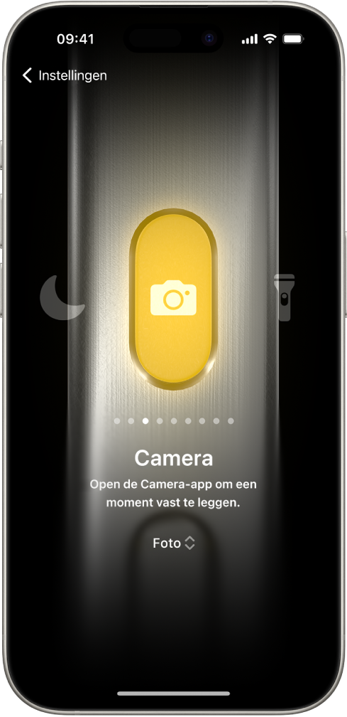 Het scherm voor het aanpassen van de actieknopfunctie. De camera is als actie geselecteerd. Andere voorzieningen worden links en rechts van de camera weergeven, waaronder 'Niet storen' en 'Zaklamp'. Onder de acties staan stippen waarop je kunt tikken om naar een andere actie te gaan. Onder de geselecteerde actie, 'Camera', staat een menu met camera-opties waarop je kunt tikken om ze aan de actieknop toe te wijzen.