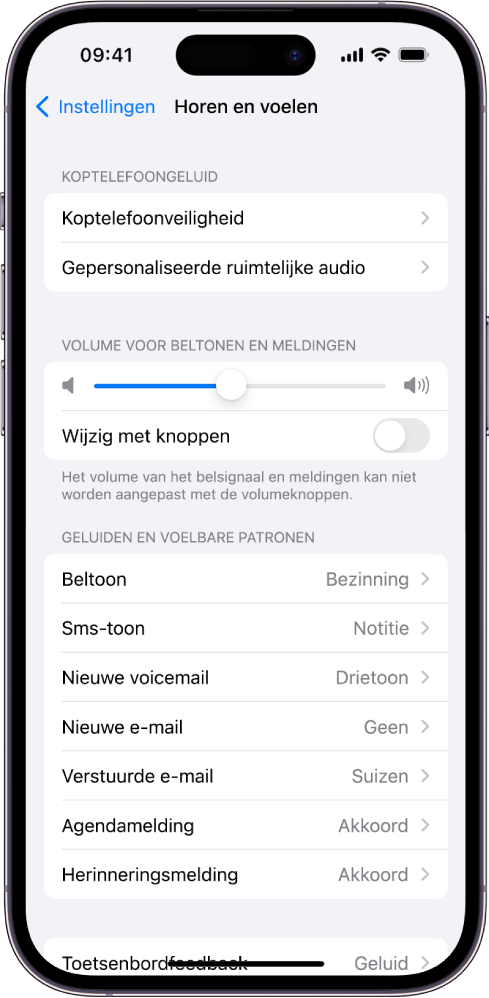 Het scherm 'Horen en voelen' in Instellingen. Van boven naar beneden zie je de volgende opties: 'Koptelefoongeluid' en 'Koptelefoonveiligheid', 'Volume voor beltonen en meldingen', met een schuifknop om het volume aan te passen en de optie om het volume te wijzigen met knoppen, en 'Geluiden en voelbare patronen' met 'Beltoon' en 'Sms-toon'.