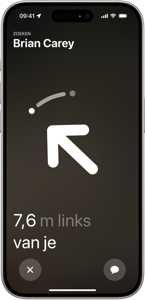 De naam van een persoon die met 'Nauwkeurig zoeken' wordt gezocht, staat linksbovenin en een pijl wijst in hun richting met vermelding van de geschatte afstand. Onder in het scherm staan knoppen om 'Nauwkeurig zoeken' te sluiten en om de gezochte persoon een bericht te sturen.
