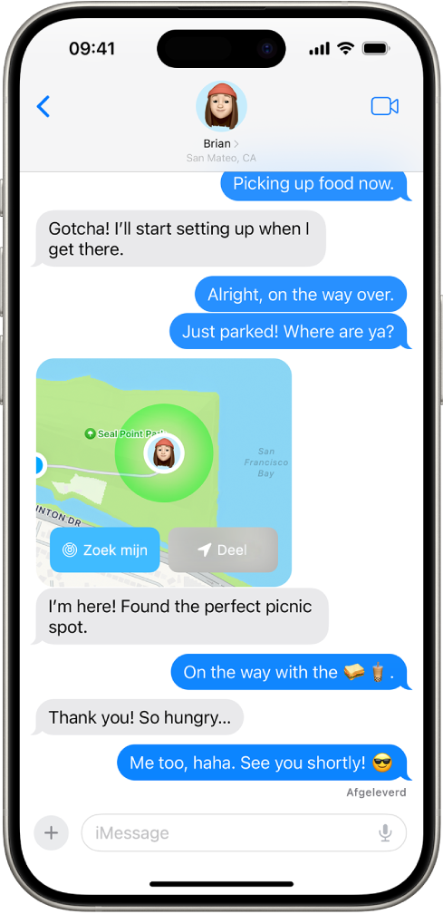 Een gesprek in de Berichten-app waarin de locatie van een deelnemer te zien is op een kaart.