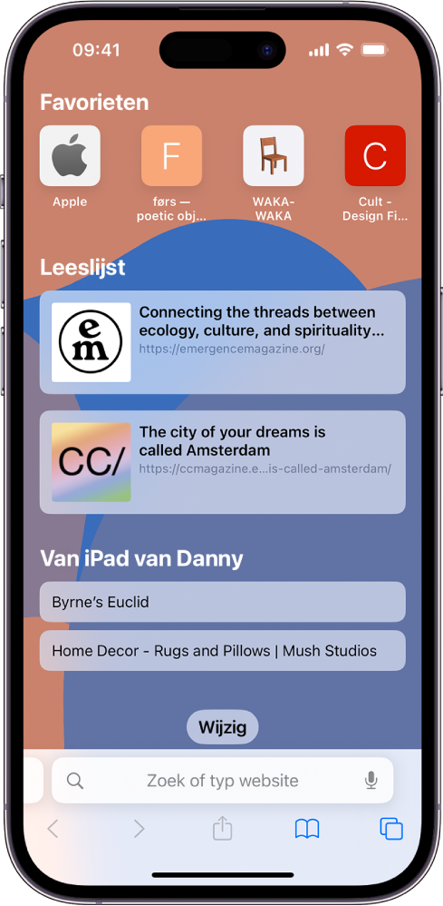 De Safari-startpagina met favoriete websites, websites die in de leeslijst zijn bewaard en websites die op je andere Apple apparaat geopend zijn. Onder in het scherm is de wijzigknop te zien.
