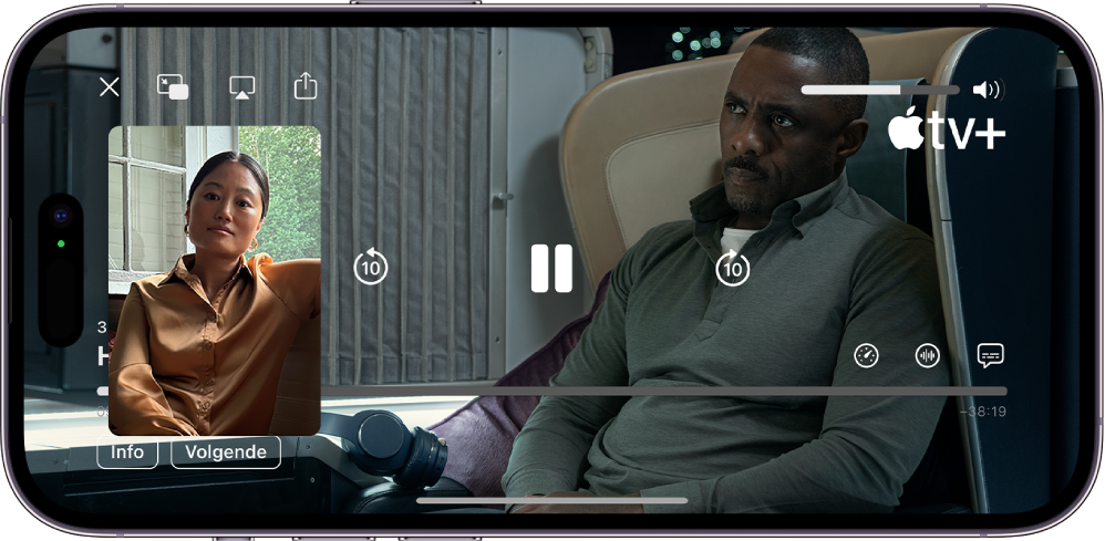 Een FaceTime-gesprek met een SharePlay-sessie, met Apple TV -videomateriaal dat in het gesprek wordt gedeeld. De persoon die het materiaal deelt, wordt in een klein venster weergegeven, terwijl de video de rest van het scherm vult. De afspeelregelaars staan bovenaan de video.