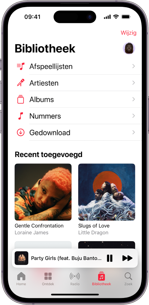 Het Bibliotheek-scherm met een lijst categorieën, waaronder 'Afspeellijsten', 'Artiesten', 'Albums', 'Nummers' en 'Gedownload'. De kop 'Pas toegevoegd' wordt onder de lijst weergegeven. In de minispeler zie je de titel van het huidige nummer, met de knoppen 'Pauze' en 'Volgende' onderin.