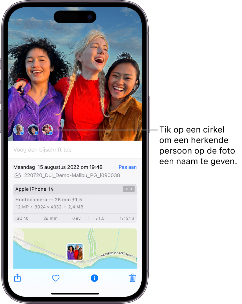 De bovenste helft van het iPhone-scherm toont een foto die in de Foto's-app is geopend. De onderste helft van het scherm toont de fotogegevens, waaronder, van boven naar beneden, de datum en tijd, de bestandsnaam, het iPhone-model en de camera-instellingen, en een plattegrond. Onder in het scherm staan van links naar rechts de deelknop, de favorietenknop, de informatieknop en de verwijderknop. De informatieknop is geselecteerd.