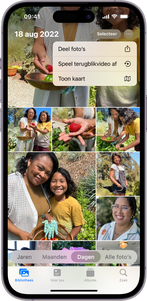 Het scherm van Foto's met de fotobibliotheek; onder in het scherm is 'Dagen' geselecteerd. Het menu voor meer opties is boven in het scherm geopend en toont de opties 'Deel foto', 'Speel terugblikvideo af' en 'Toon kaart'.