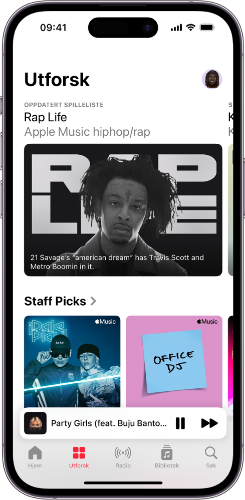 Utforsk-skjermen som viser en anbefalt spilleliste øverst. Du kan sveipe mot venstre for å vise mer anbefalt musikk og videoer. Staff Picks vises under, med to Apple Music-spillelister. Du kan sveipe opp på skjermen for å utforske ny og anbefalt musikk.