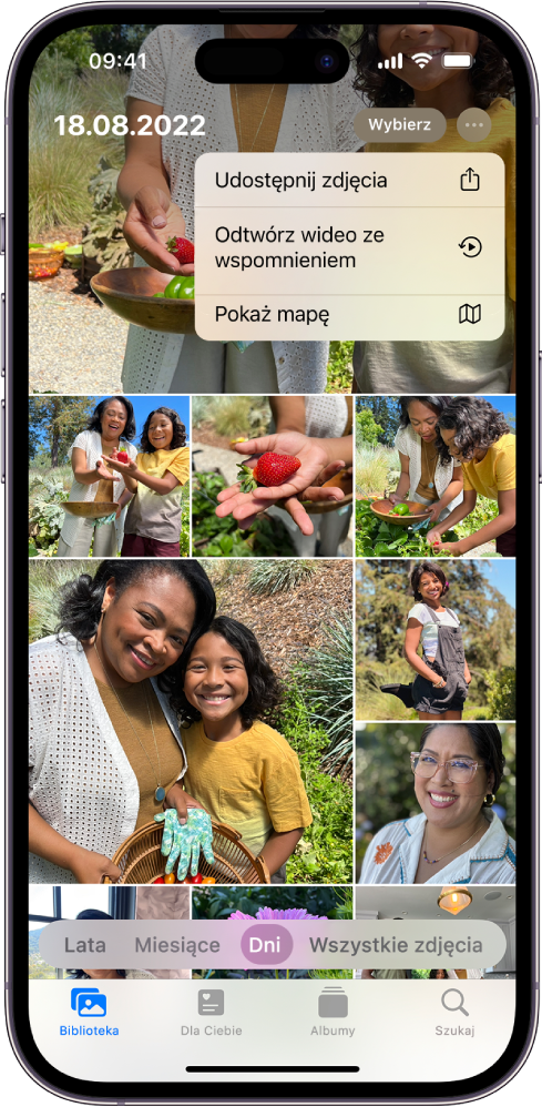 Ekran aplikacji Zdjęcia, wyświetlający bibliotekę zdjęć. Na dole ekranu zaznaczony jest przycisk Dni. U góry ekranu widoczne jest menu Więcej opcji. Zawiera ono polecenia Udostępnij zdjęcia, Odtwórz wideo ze wspomnieniem oraz Pokaż mapę.