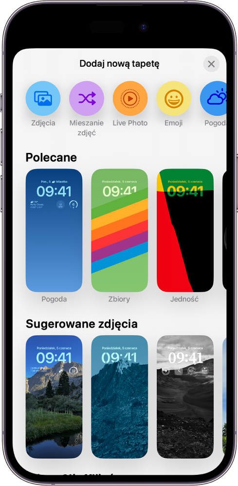 Ekran Dodaj nową tapetę z galerią tapet umożliwiających dostosowanie ekranu blokady iPhone’a, uporządkowanych w takich kategoriach, jak Polecane i Sugerowane zdjęcia. Na górze znajdują się przyciski Zdjęcia, Osoby, Mieszanie zdjęć, Emoji oraz Pogoda, umożliwiające wybór różnych teł ekranu blokady.