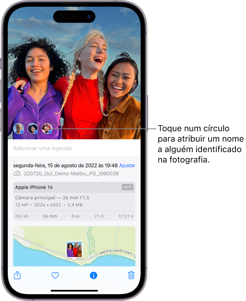 A metade superior do ecrã do iPhone mostra uma fotografia aberta na aplicação Fotografias. A metade inferior do ecrã mostra as informações da fotografia, incluindo, de cima para baixo, a data e hora, o nome do ficheiro, o modelo de iPhone e as definições da câmara, e um mapa. Na parte inferior do ecrã, da esquerda para a direita, estão o botão “Partilhar”, o botão “Favorito”, o botão “Informação” e o botão “Apagar”. O botão “Informação” está selecionado.
