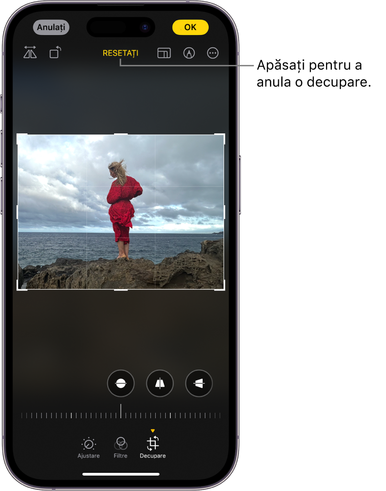 Ecranul Editați cu o poză în centru. În partea de jos a ecranului, de la stânga la dreapta, se află butoanele Anulați, Portret, Ajustare, Filtre, și Decupați. Este selectat butonul Decupați și există un glisor pentru ajustarea îmbunătățirilor geometrice. Butonul Anulați este în colțul din stânga sus al ecranului, iar butonul OK este în colțul din dreapta sus al ecranului. De asemenea, în partea de sus a ecranului, de la stânga la dreapta, se află butoanele Întoarceți, Automat, Raport de aspect, Marcaj și Plug-inuri.