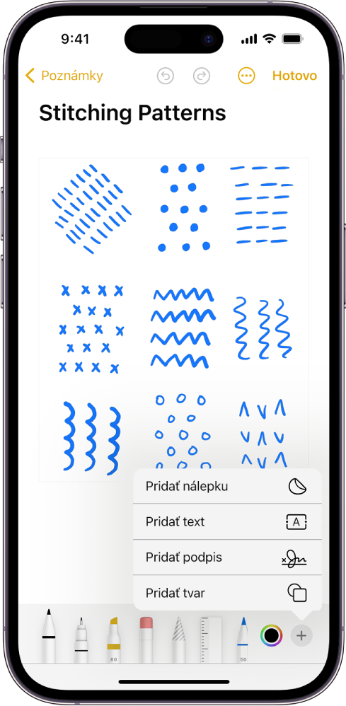 V apke Poznámky je dole v poznámke otvorený panel s nástrojmi Značky a v pravom dolnom rohu obrazovky je vybrané tlačidlo Pridať. V menu Pridať sú dostupné nasledujúce možnosti: Pridať nálepku, Pridať text, Pridať podpis a Pridať tvar.