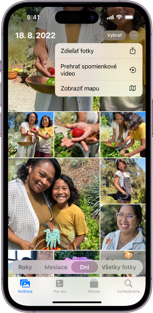 Obrazovka apky Fotky s knižnicou fotiek. V spodnej časti obrazovky je vybraná možnosť Dni. V hornej časti obrazovky je otvorené menu Viac možností, v ktorom sa zobrazujú možnosti Zdieľať fotky, Prehrať spomienkové video a Zobraziť mapu.