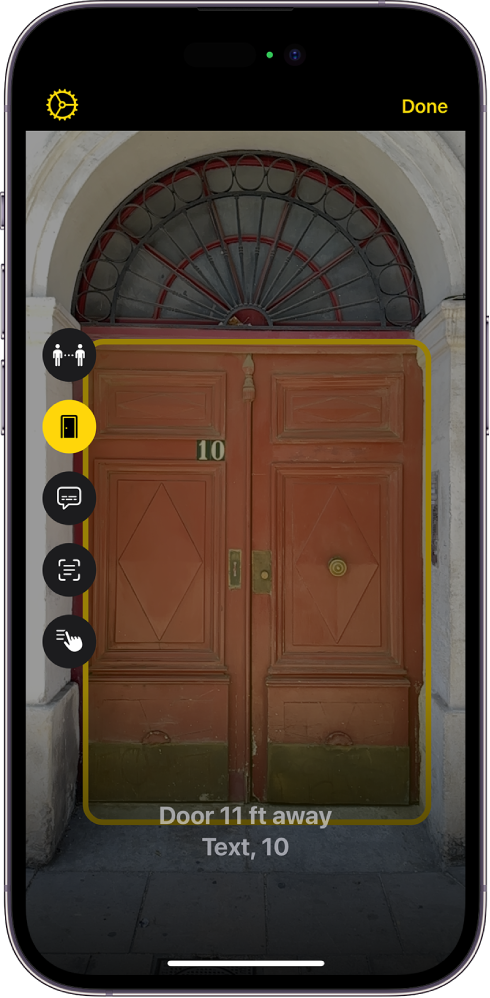 Ekrani Magnifier në Detection Mode që tregon një derë. Në fund është një përshkrim se sa larg është dera dhe numri në të.