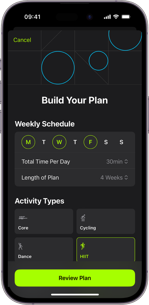 Skärmen Custom Plan visar inställningar för att välja veckovisa scheman och planens tidslängd. Längst ned finns tillgängliga aktivitetstyper och knappen Review Plan.