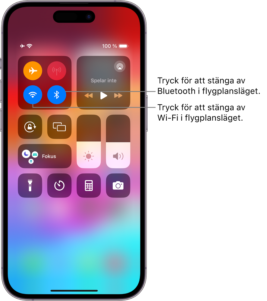 Kontrollcenter på iPhone. I den övre vänstra gruppen av reglage finns knappen för flygplansläge (högst upp till vänster), knappen för Wi-Fi (längst ned till vänster) och knappen för Bluetooth (längst ned till höger). Flygplansläge, Wi-Fi och Bluetooth är samtliga aktiverade. Tryck på Bluetooth-knappen om du vill stänga av Bluetooth i flygplansläge. Tryck på Wi-Fi-knappen om du vill stänga av Wi-Fi i flygplansläge.