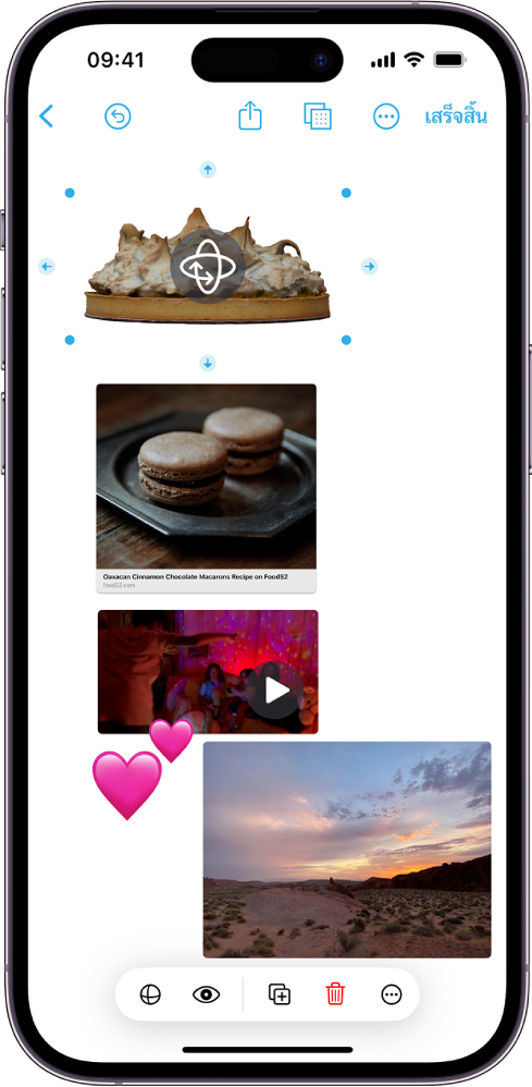 บอร์ด Freeform ที่มีไฟล์ต่างๆ แทรกอยู่: ไฟล์ภาพ 3D, ลิงก์, วิดีโอ, สติกเกอร์ และรูปภาพ ไฟล์ภาพ 3D ถูกเลือก และปุ่มหมุนและเครื่องมือการจัดรูปแบบแสดงให้เห็น