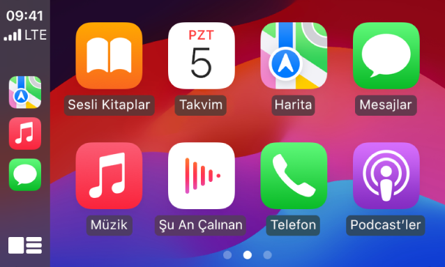 Kenar çubuğunda Harita, Müzik ve Mesajlar uygulamalarını gösteren CarPlay Ana Ekranı. Sağ tarafta Sesli Kitaplar, Takvim, Harita, Mesajlar, Müzik, Şu An Çalınan, Telefon ve Podcast’ler uygulamaları var.