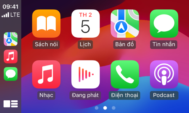 Một Màn hình chính CarPlay đang hiển thị Bản đồ, Nhạc và Tin nhắn trong Thanh bên. Ở bên phải là Sách nói, Lịch, Bản đồ, Tin nhắn, Nhạc, Đang phát, Điện thoại và Podcast.