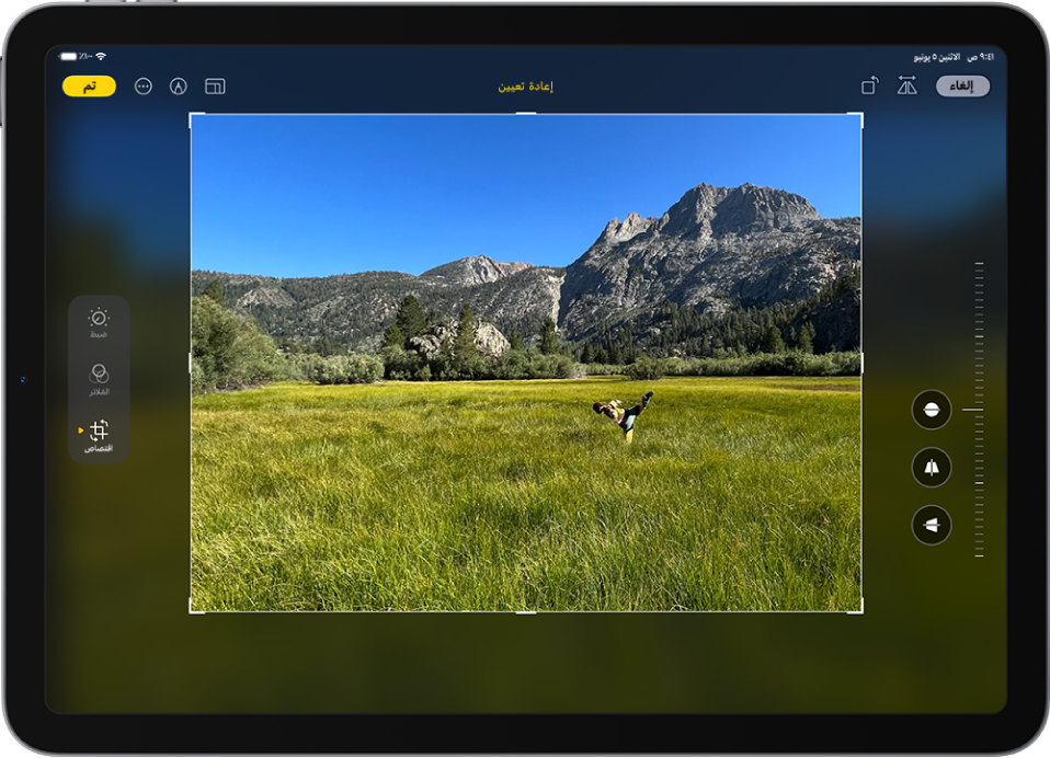شاشة التعديل في تطبيق الصور بها صورة في المنتصف. على الجانب الأيمن من الشاشة توجد أزرار ضبط والفلاتر وقص؛ مع تحديد زر قص. على الجانب الأيسر من الشاشة تظهر خيارات تحسينات الاقتصاص وشريط تمرير لضبط مستوى التأثير.