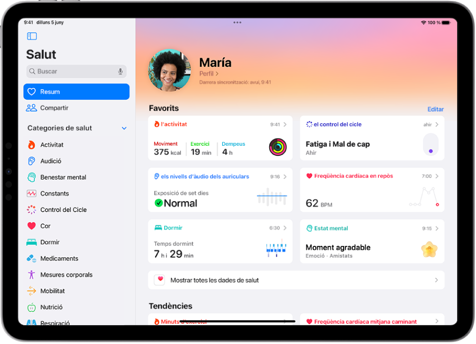 La pantalla Resum de l’app Salut mostrant informació de l’activitat, el son, els nivells d’àudio dels auriculars i més.