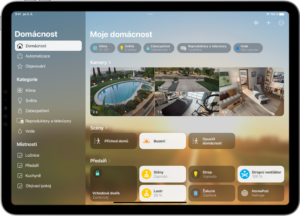 Aplikace Domácnost s bočním panelem vlevo, na kterém jsou poblíž levého horního rohu zobrazené položky Domácnost, Automatizace a Objevování. Pod nimi se zobrazují položky Kategorie a Místnosti. Napravo od bočního panelu jsou u horního okraje zobrazená tlačítka Interkom, Přidat a Více voleb. Níže se zobrazují tlačítka jednotlivých kategorií. Pod nimi je vidět scény, pohledy kamer a místnost s příslušenstvím.