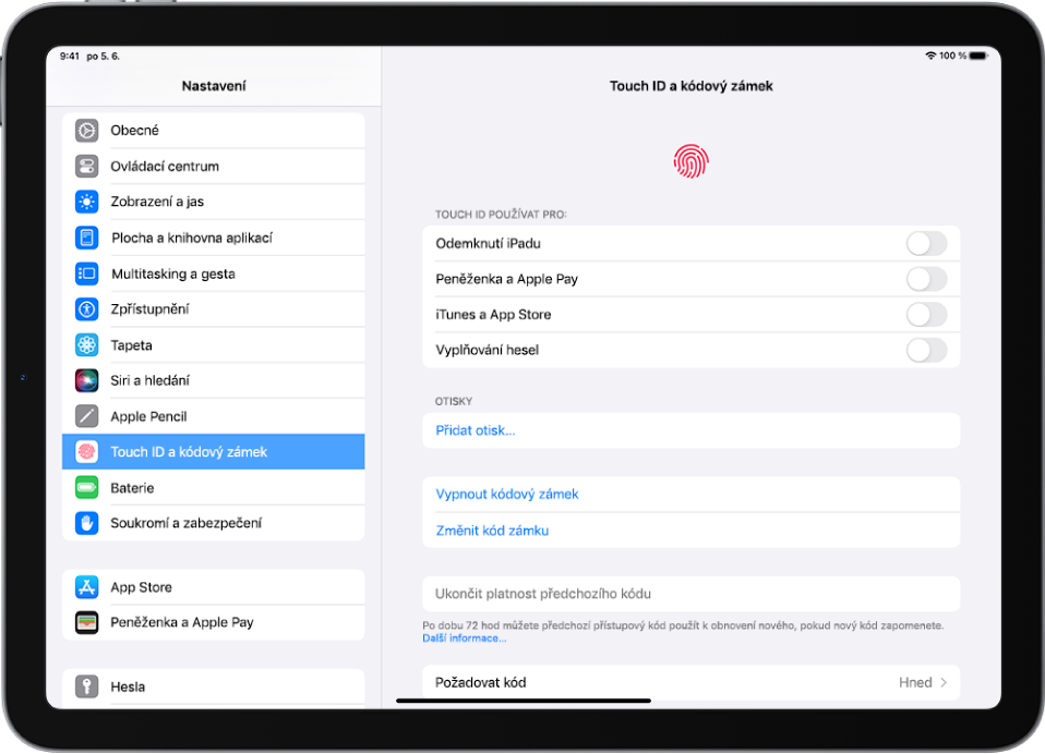 Na levé straně obrazovky se nachází boční panel Nastavení s vybranou volbou Touch ID a kód. Napravo jsou vidět volby pro výběr funkcí, které lze pomocí Touch ID odemknout. Volby Odemknutí iPadu, Peněženka a Apple Pay, iTunes a App Store i Vyplňování hesel jsou vypnuté.