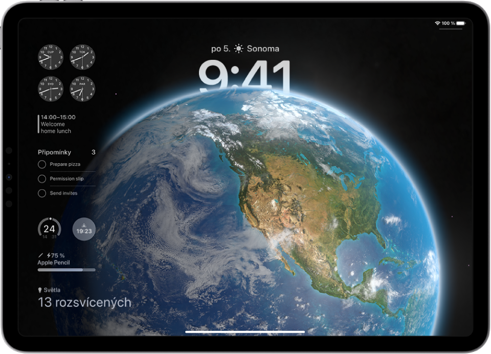 Uzamčená obrazovka iPadu vyplněná fotkou zeměkoule. Na levé straně jsou widgety Hodiny, Kalendář, Připomínky, Počasí a Baterie Apple Pencil.