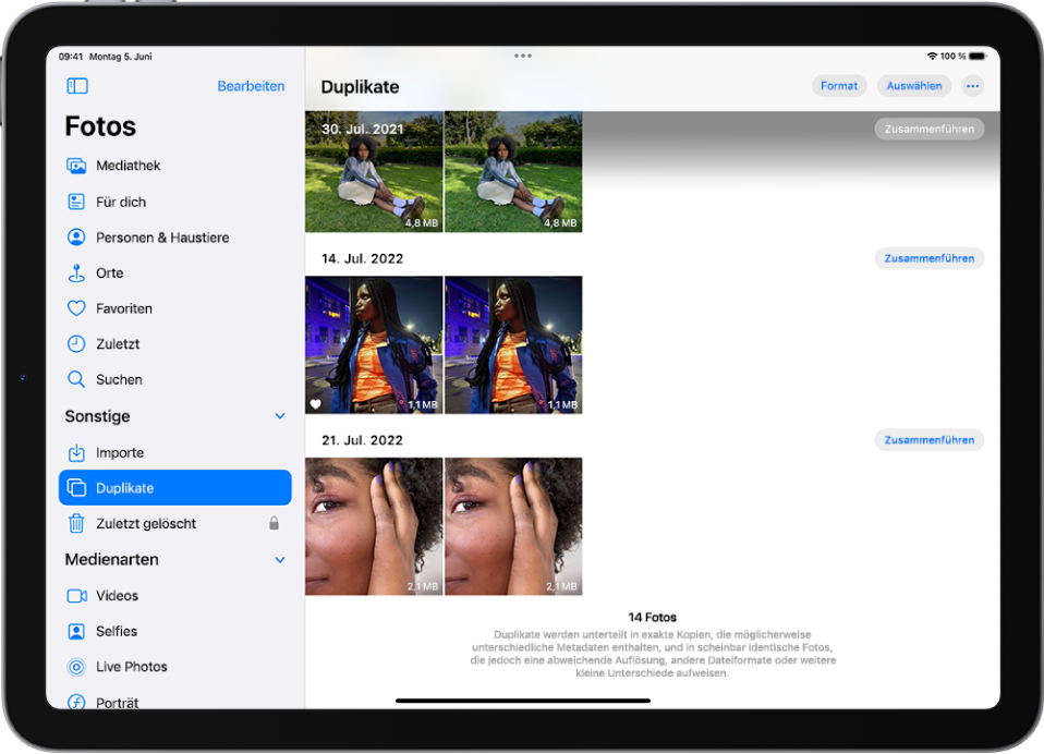 Der Bildschirm „Duplikate“ mit doppelten Fotos nebeneinander. Auf der rechten Seite des Bildschirms werden die Tasten „Zusammenführen“ angezeigt, mit denen du einzelne Fotopaare zusammenführen kannst.