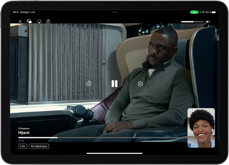 Eine SharePlay-Sitzung in einem FaceTime-Anruf mit „Apple TV “-Videoinhalten, die im Anruf geteilt werden. Die Person, die den Inhalt teilt, wird im kleinen Fenster angezeigt, während das Video den Rest des Bildschirms ausfüllt. Die Steuerelemente für die Wiedergabe liegen über dem Video.
