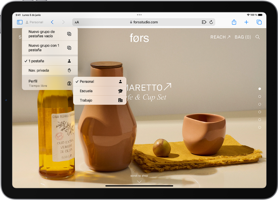 En la app Safari, el menú “Grupo de pestañas” está abierto a la derecha del campo de búsqueda. En la parte inferior del menú, la opción Perfil está seleccionada y un menú muestra las opciones Personal, Escuela y Trabajo.