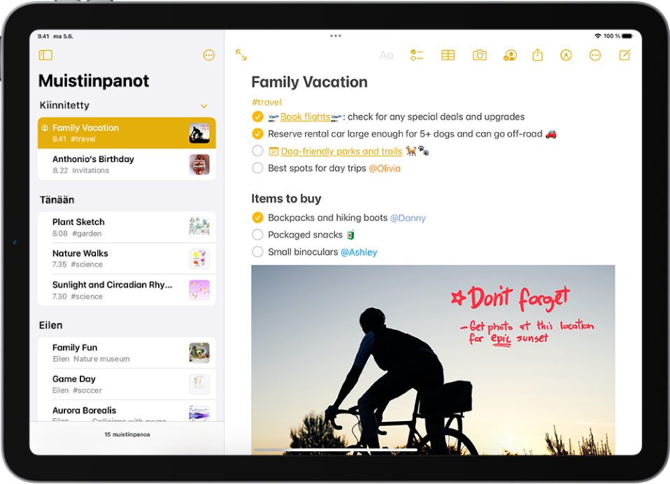 iPad on vaaka-asennossa ja Muistiinpanot-appi on avoinna. Sivupalkissa näkyy luettelo muistiinpanoista, ja sen yläosassa on painikkeet, joilla sivupalkin voi kätkeä ja kansiota voi hallita. Sivupalkissa valittu muistiinpano on avoinna oikealla. Siinä on perheloman tehtävälista. Muistiinpanon yläpuolella on painikkeita, joilla voi näyttää muistiinpanon koko näytön tilassa, muotoilla tekstiä, lisätä tarkistuslistan, lisätä taulukon, lisätä kuvan, jakaa muistiinpanon, näyttää käsinkirjoitustyökalut, hallita muistiinpanoa ja luoda uuden muistiinpanon.