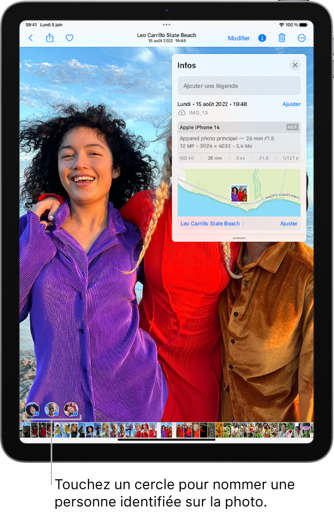 L’écran de l’iPad présente une photo ouverte dans l’app Photos. Dans le coin inférieur gauche de la photo se trouvent des points d’interrogation en regard des personnes qui y figurent.