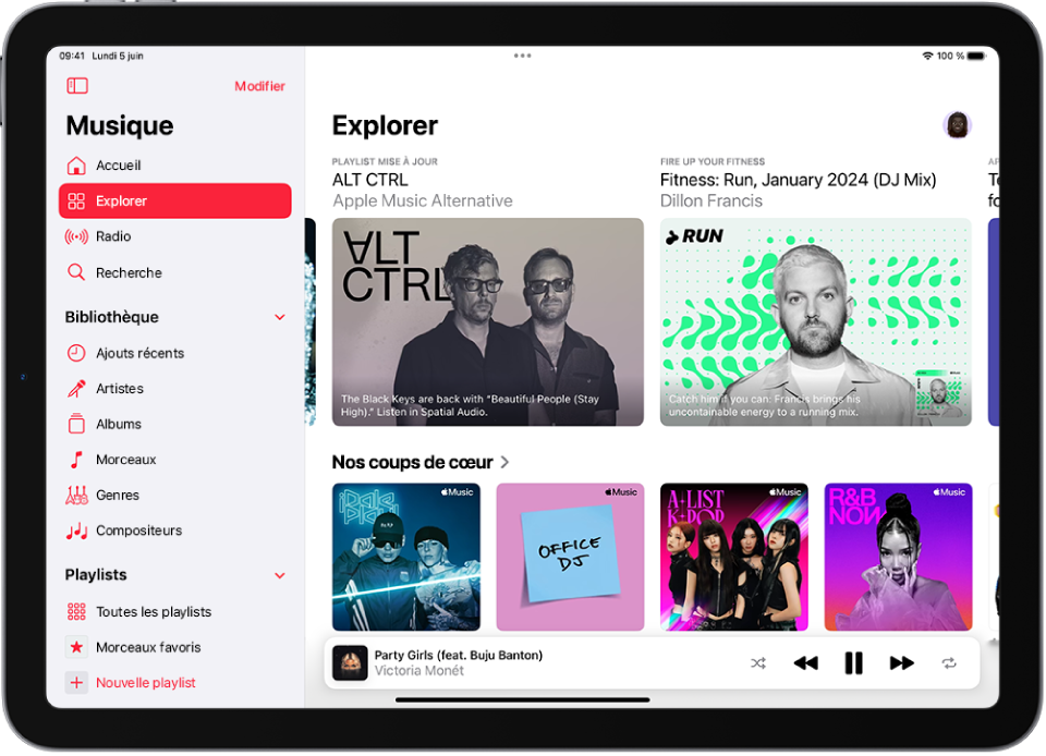 L’écran Explorer affichant la barre latérale sur la gauche et la section Explorer sur la droite. L’écran Parcourir présentant des recommandations musicales en haut. Balayez vers la gauche pour afficher des recommandations musicales et vidéos. Notre sélection s’affiche en dessous, avec quatre stations Apple Music. Le lecteur se trouve en bas à droite.