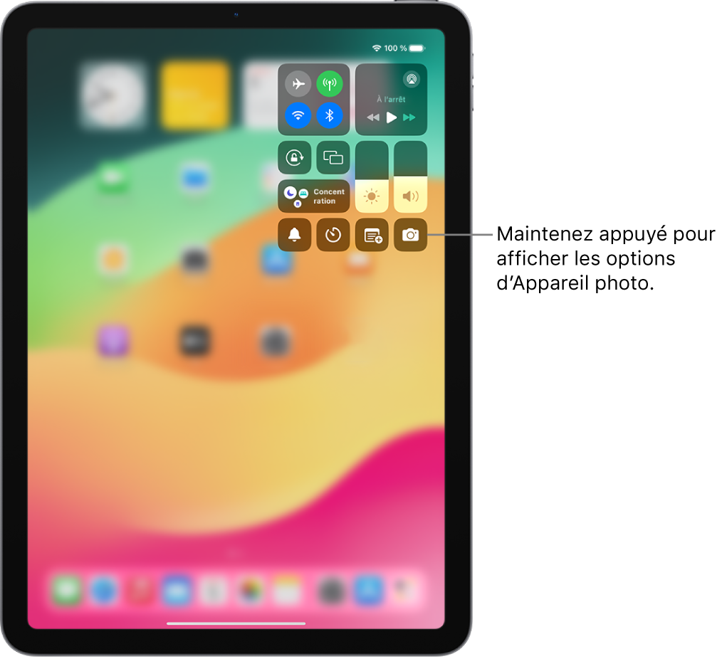 Le centre de contrôle de l’iPad. Les commandes associées au mode Avion, aux données cellulaires, au Wi-Fi et au Bluetooth se situent dans le groupe en haut à gauche du centre de contrôle pour les modèles d’iPad Wi-Fi   Cellular. La commande « Appareil photo » se trouve en bas à droite.