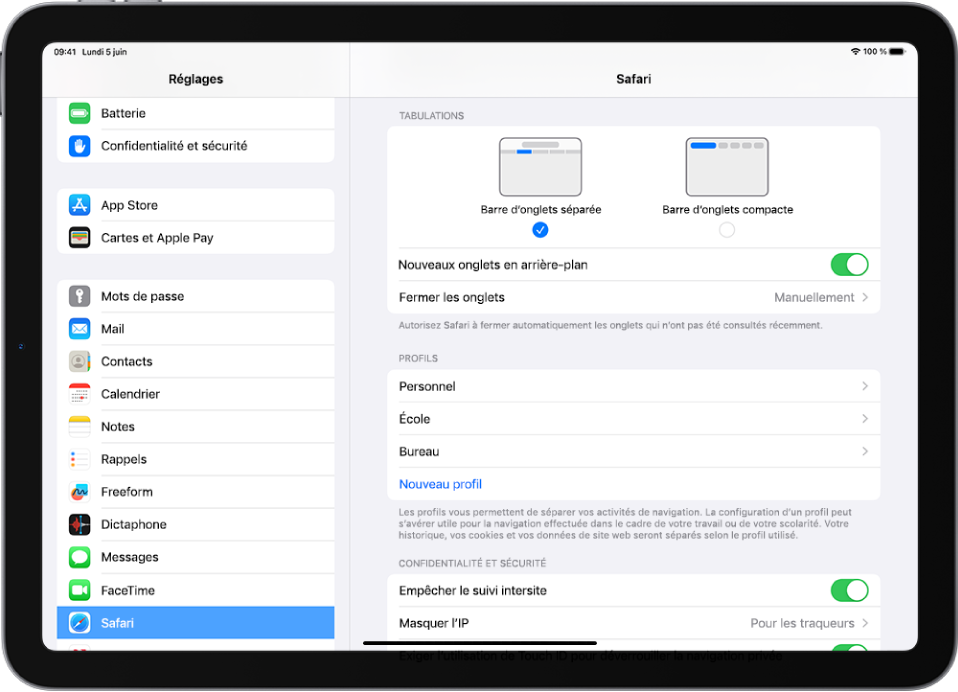 La section Safari de l’app Réglages. Sous Onglets se trouvent les options Barre d’onglets séparée et Barre d’onglets compacte.