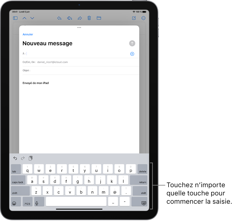 Un e-mail vierge est ouvert dans l’app Mail. Le clavier à l’écran se trouve dans la partie inférieure de l’écran.