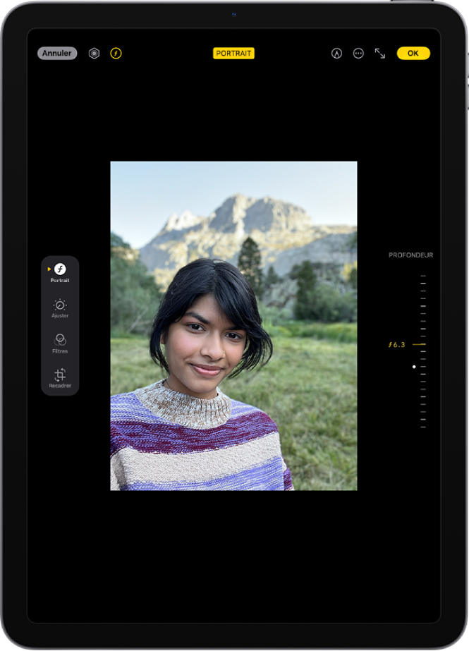 L’écran Modifier d’une photo en mode Portrait. Une photo de portrait est affichée au centre de l’écran. Sur le côté droit de l’écran se trouve un curseur pour ajuster le réglage « Commande de profondeur ». Sur le côté gauche de l’écran se trouvent les boutons Portrait, Ajuster, Filtres et Recadrer. Le bouton Portrait est sélectionné.