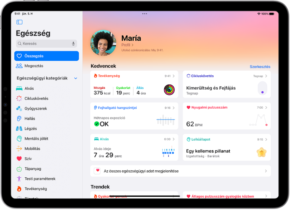 Az Egészség app Összegzés képernyője, amelyen a tevékenységgel, alvással, a fejhallgató hangszintjeivel stb. kapcsolatos részletek jelennek meg.